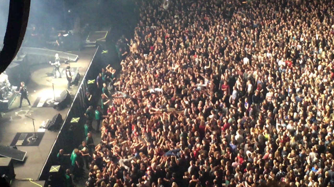 Volbeat - Crowdsurfing (Live Ziggo Dome 15-11-2016)