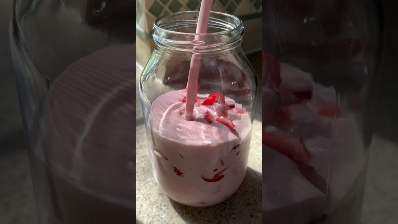 AGUA DE FRESAS. Idea de bebida refrescante sin az&uacute;car para el verano #bebidassaludables #pinkdrink