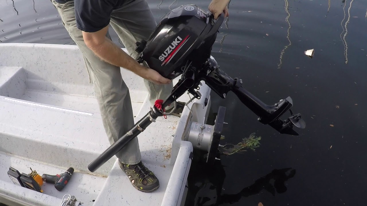 Outboard swivel for dinghy