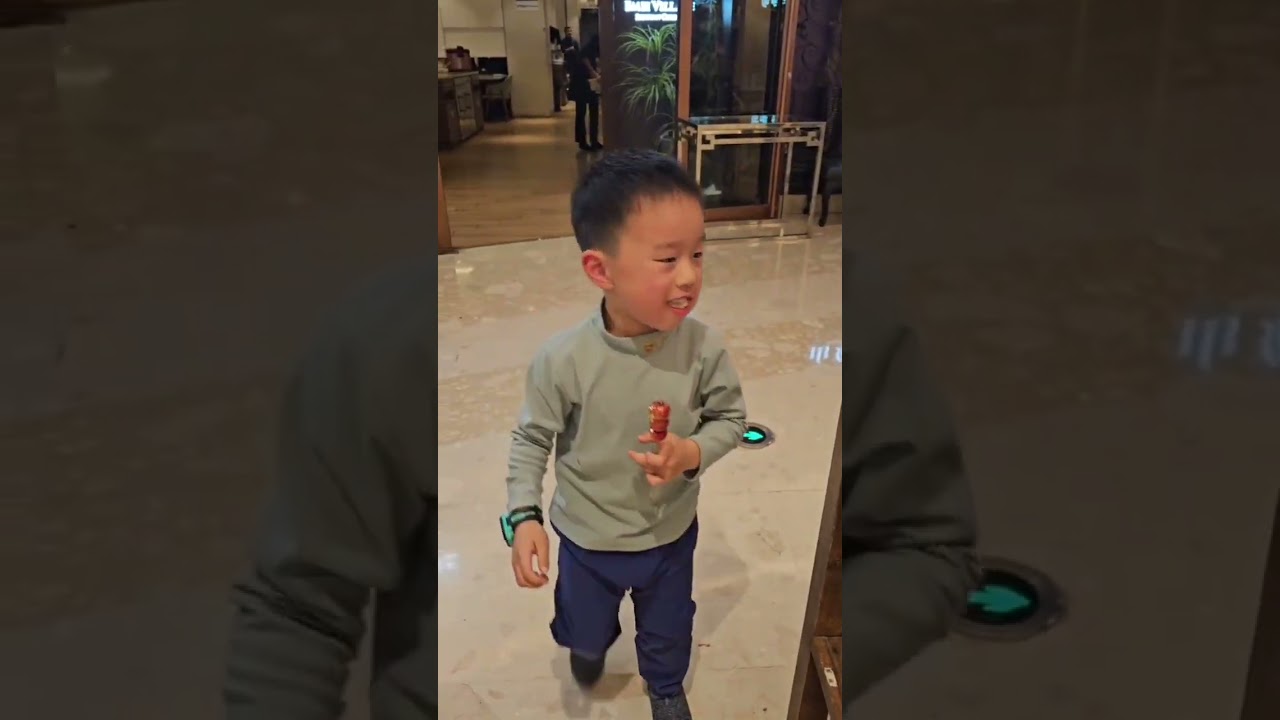 先天下商场的免费玻璃廊桥好刺激