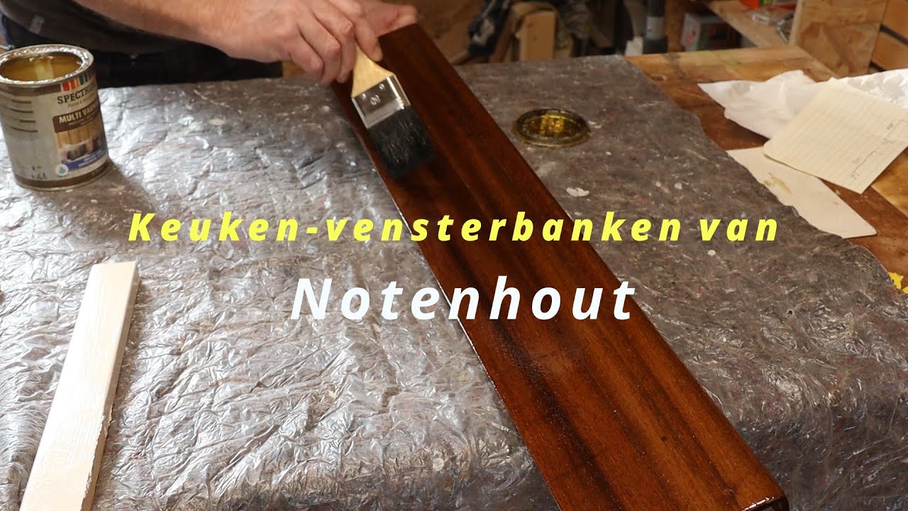 Notenhouten vensterbanken in de keuken plaatsen