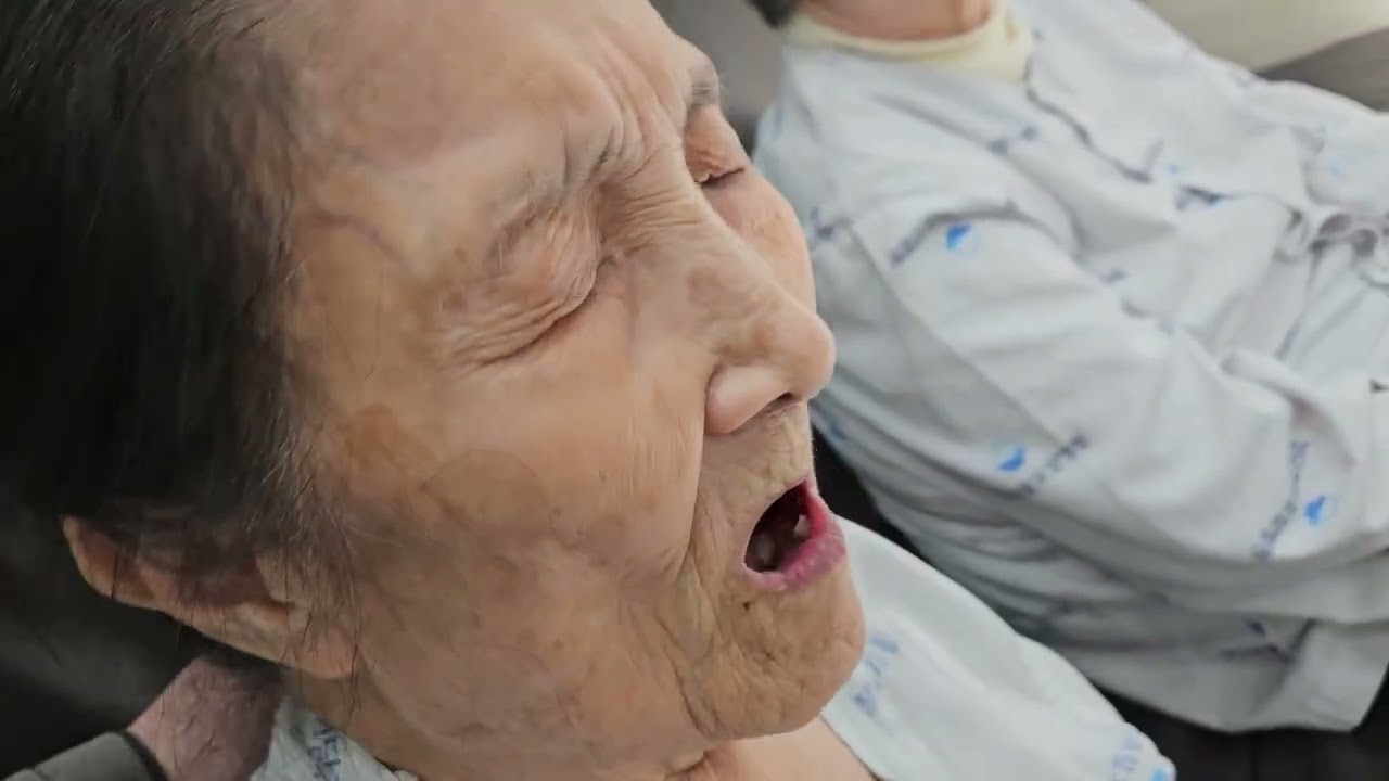 2026 02 07 토요일 오후 운동중 바나나 먹는 엄마