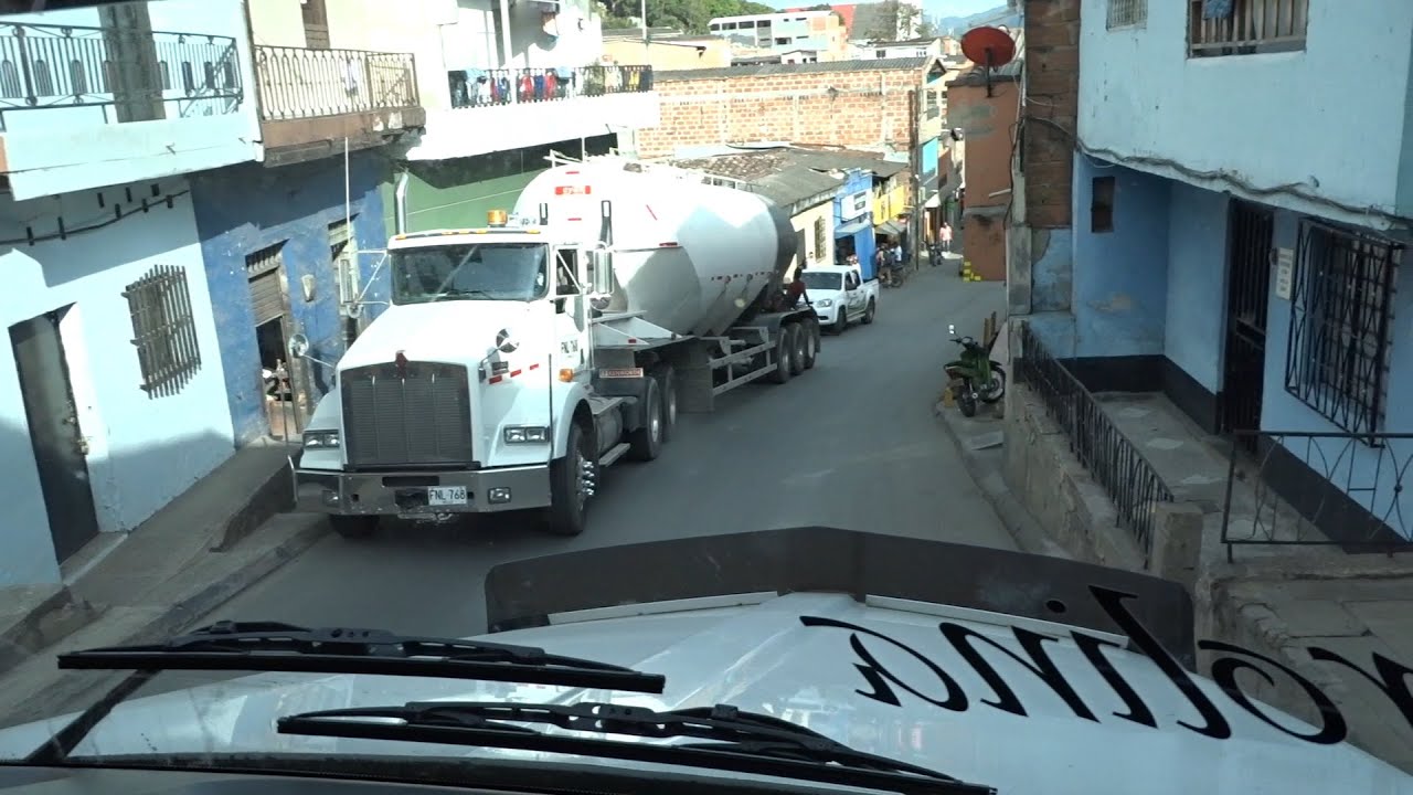 Pasamos Por La Carretera Mas Estrecha de Colombia! NO CABEMOS! | Tedioso paso por Cisneros Antioquia