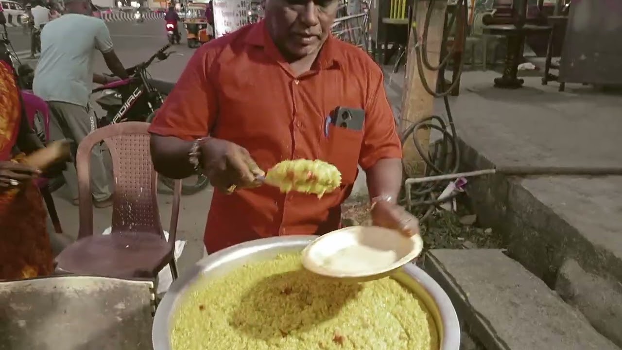 13.3.26வெள்ளிக்கிழமை அருள்மிகு ஓம் ஶ்ரீ மஹாமாரி அம்மன் ஆலய அன்னதான வைபவம் சிறப்பாக நடைபெறும் காட்சி 