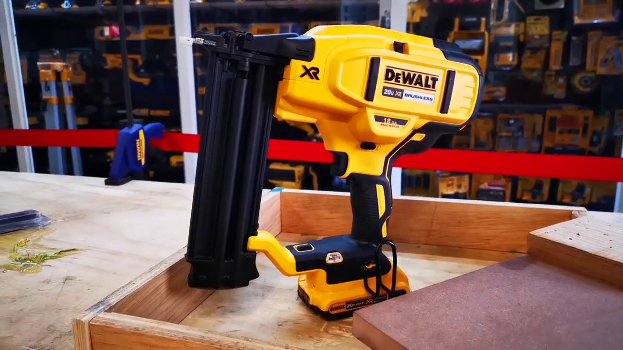 Clavadora Inalámbrica DCN680  20v DEWALT  Deja el Ruido y los Cables YA