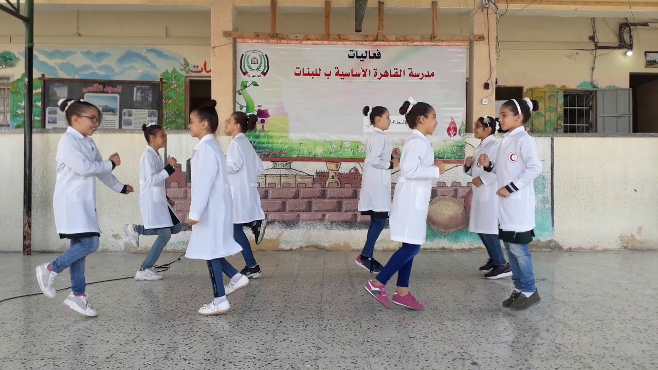 استعراض انشودة النظافة لطالبات اللجنة الصحية