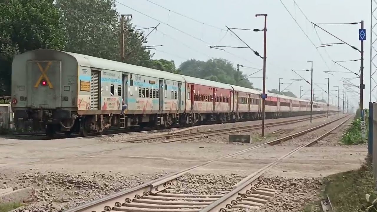 😱Dangerous Crossing Of Itwari Bilaspur Intercity Express At Bhilai Sail Moving Towards Raipur Jn 