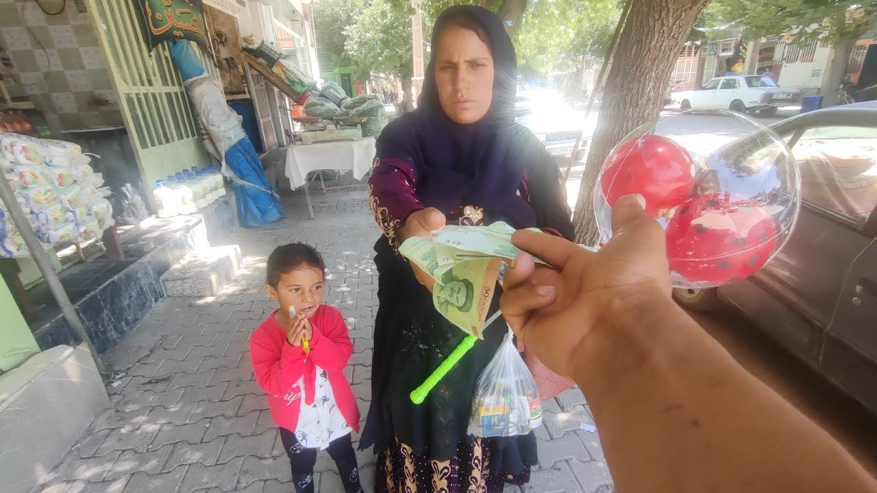 Zainab, who is looking for her sister Tayyaba and her ex-husband Ali.