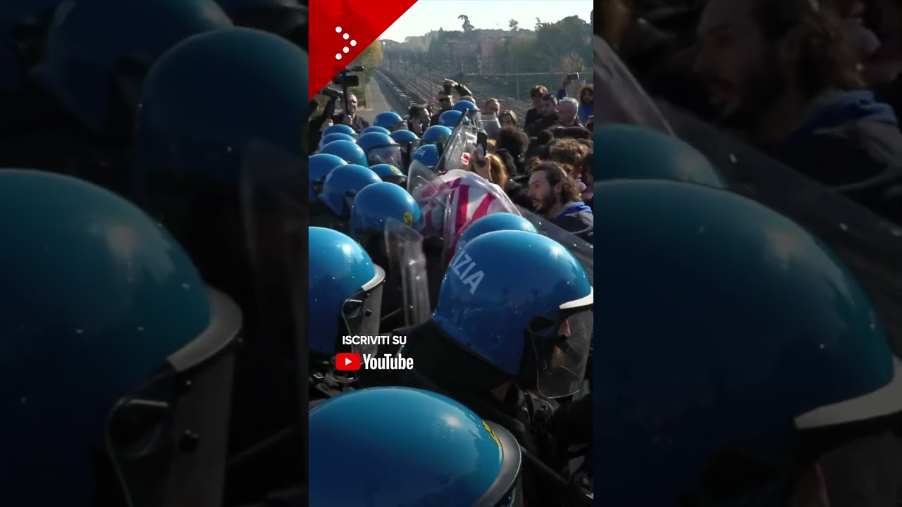 Studenti in corteo contro il governo, scontri a Bologna