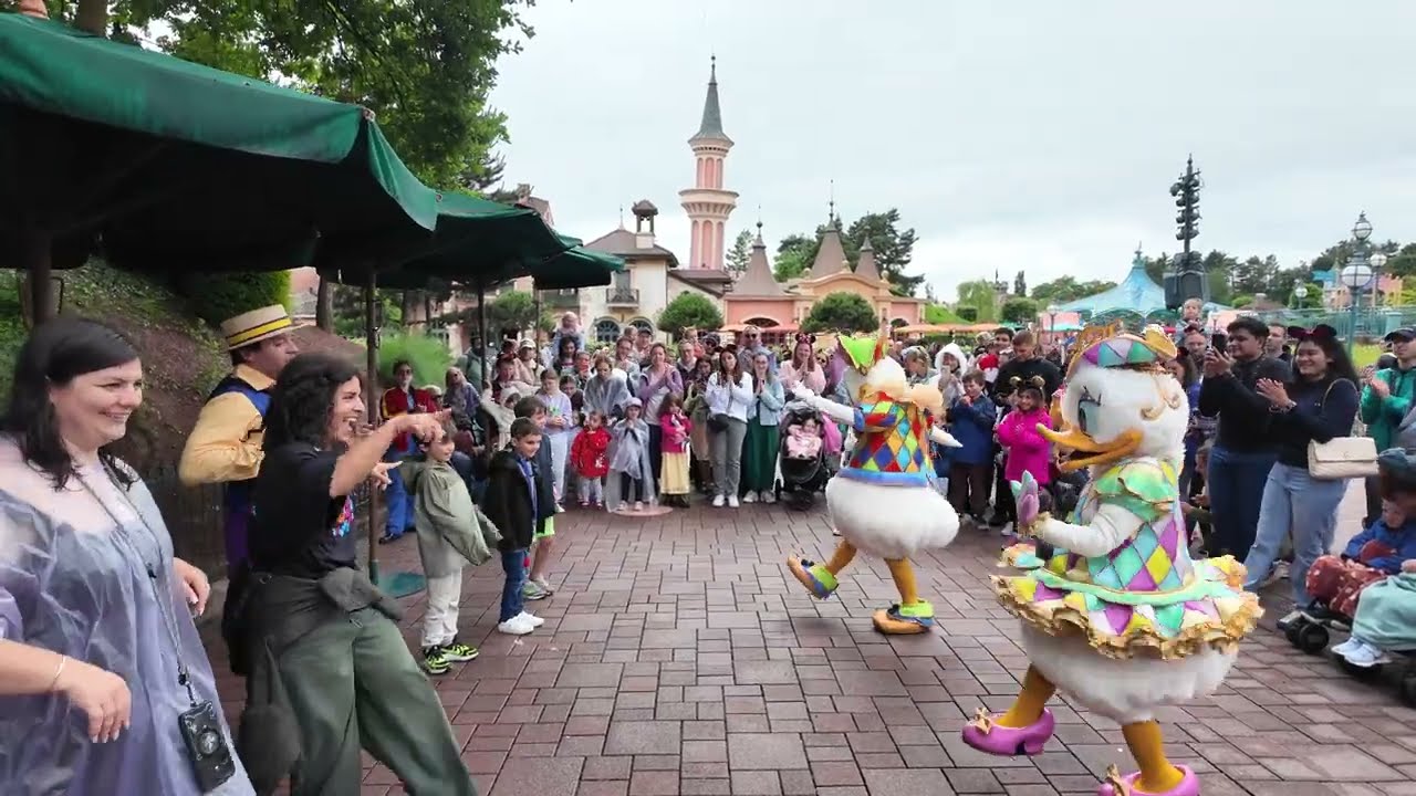 Donald and Daisy's Accordionist Disneyland Paris 2025