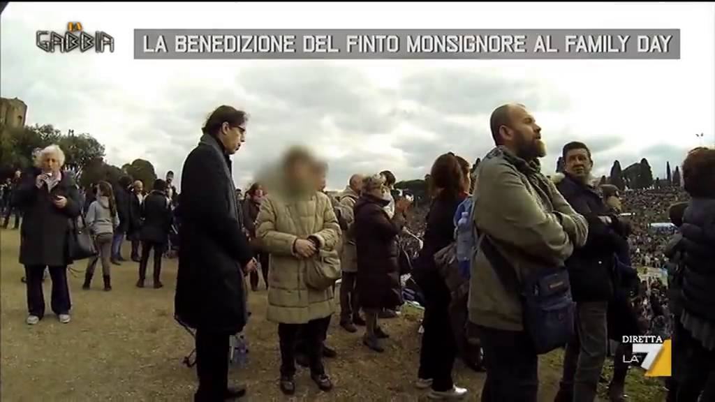 La benedizione del finto monsignore al Family Day