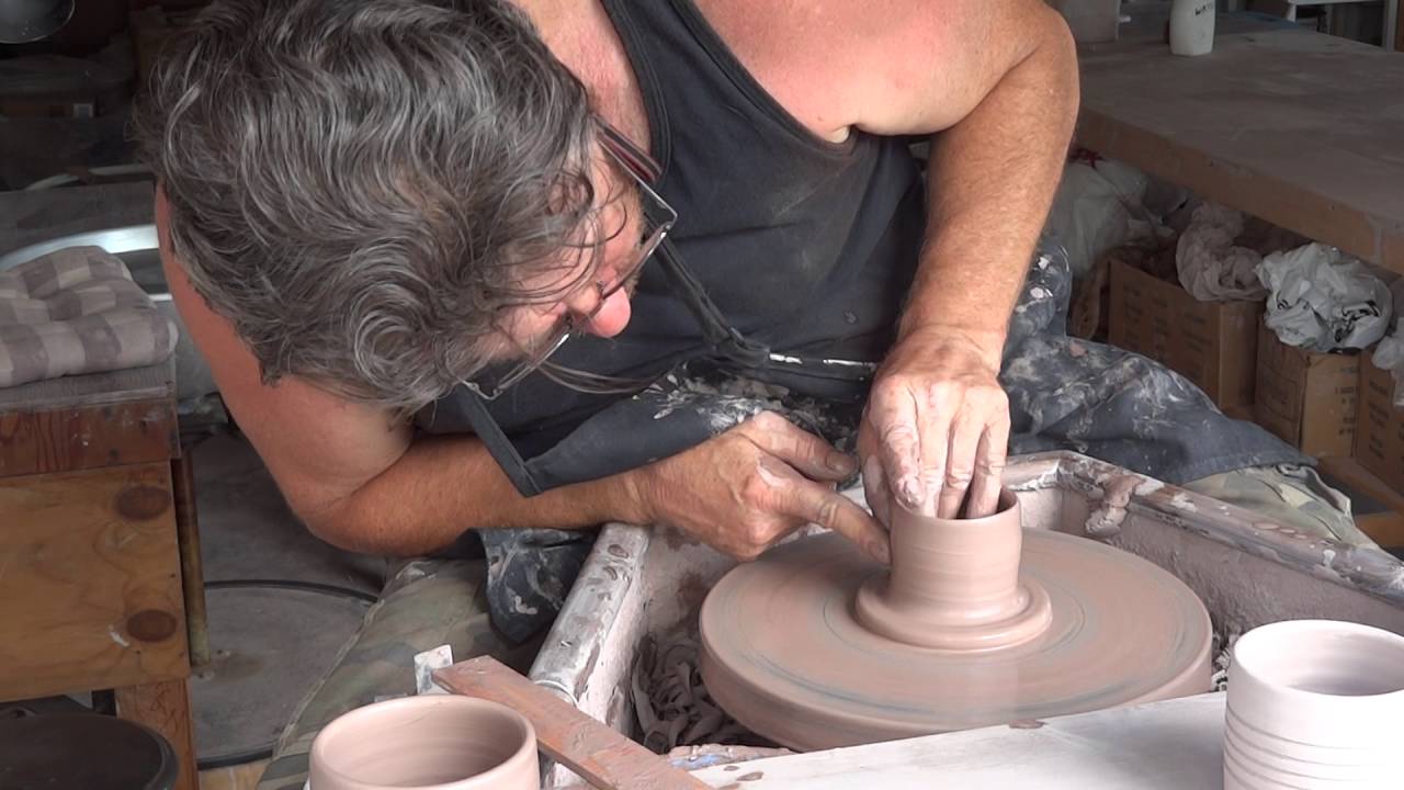 SIMON LEACH POTTERY TV - Throwing a butter keeper !
