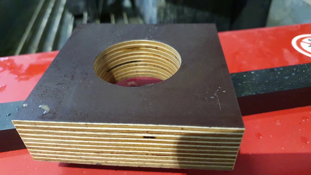 Cięcie wodą materiału sklejka 40 mm na maszynie waterjet GlobalMax z pompą 20kM