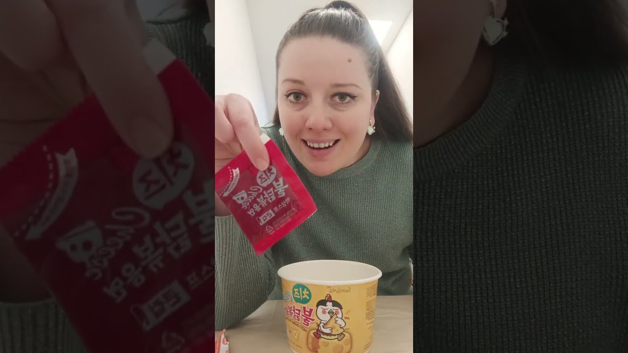 Ем сырную лапшу с горелым пирогом😅Как так получилось, я всё рассказала #мукбангроссия#емнакамеру#