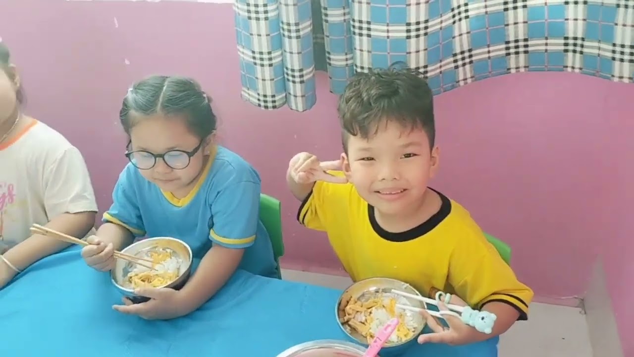 Lá 3 - Tuần 2 - Hoạt động giờ ăn của các bé 
