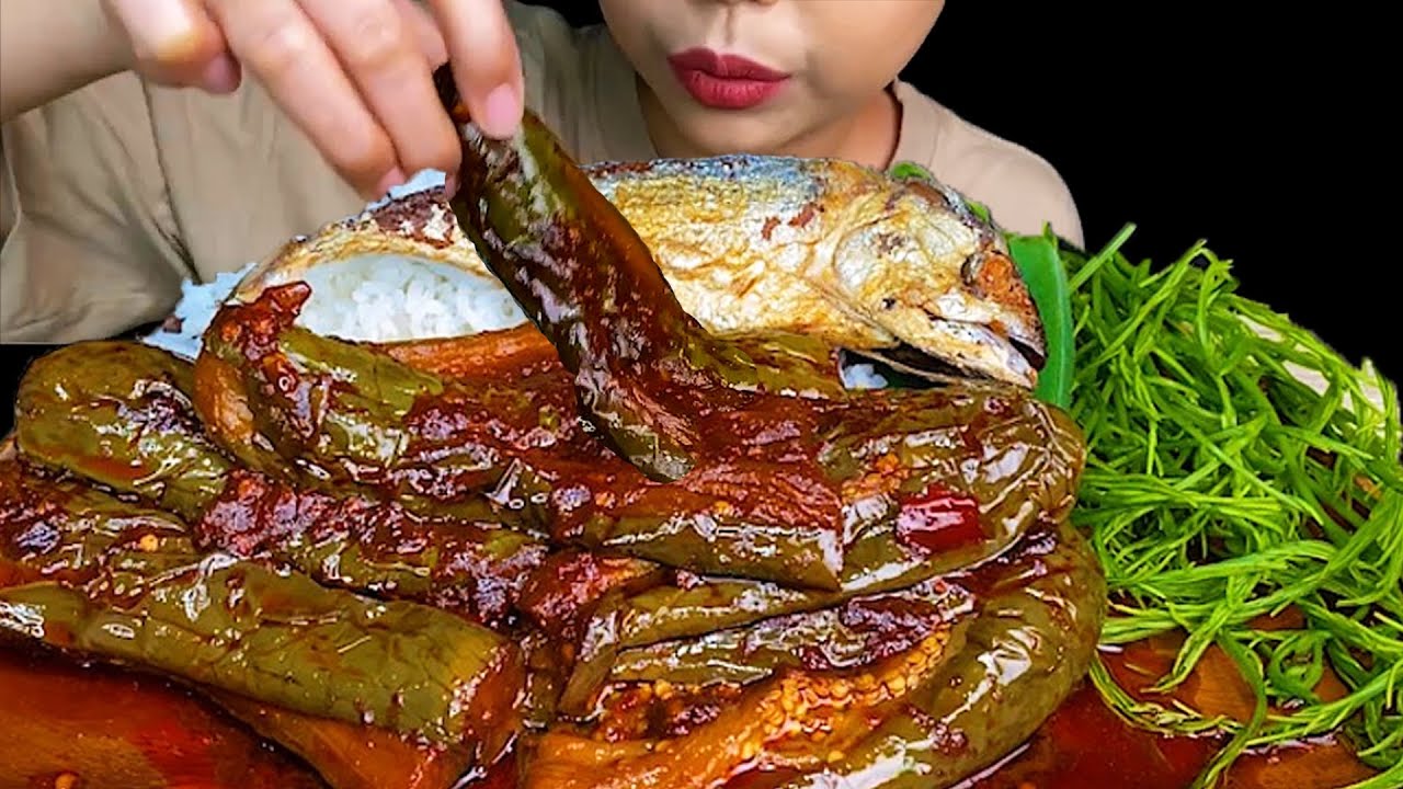 EATING SPICY FOOD||SPICY THAI EGGPLANTS CURRY, FRIED THAI MACKEREL FISH & WHITE RICE