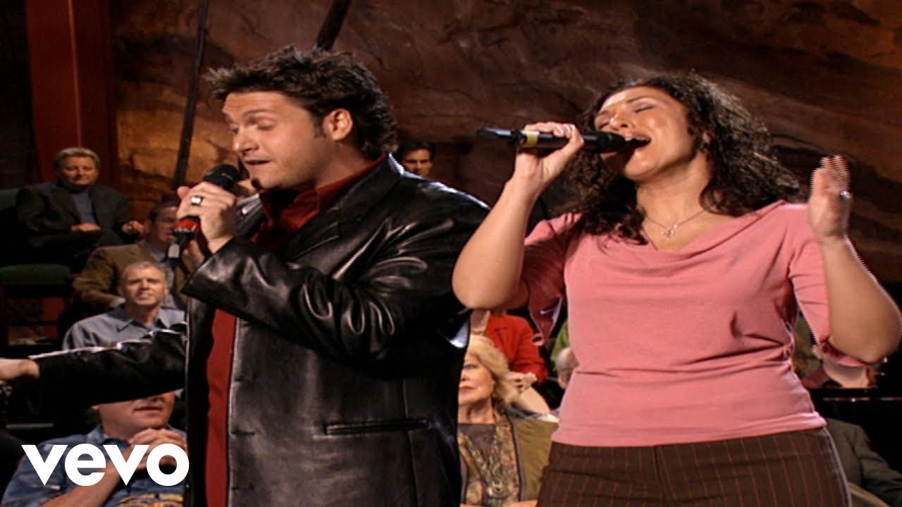 Bill & Gloria Gaither - All Hail the Power of Jesus Name [Live] ft. Avalon