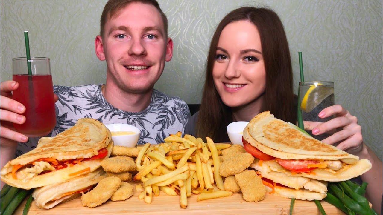 МУКБАНГ ПИЦЦА ЗАКРЫТАЯ | НАГГЕТСЫ КАРТОШКА ФРИ ответы на вопросы MUKBANG PIZZA NUGGETS FRENCH FRIES