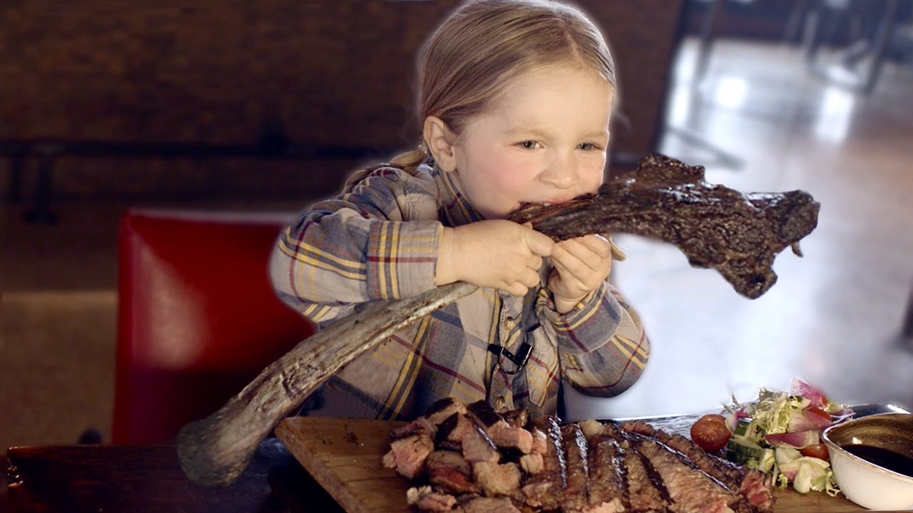 Малыш съел самый большой стейк в городе! 🥩