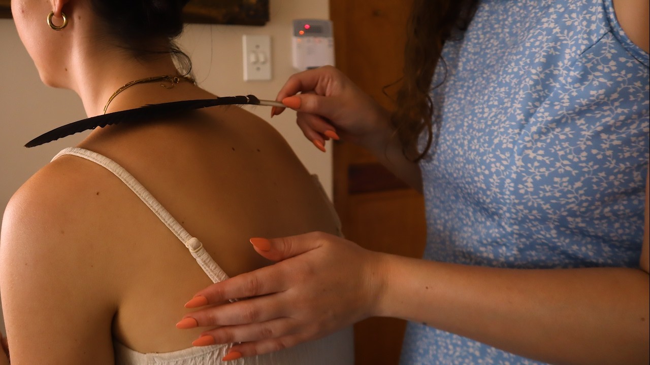 relax to this upclose back & shoulder massage on a real person 💙 soft spoken asmr