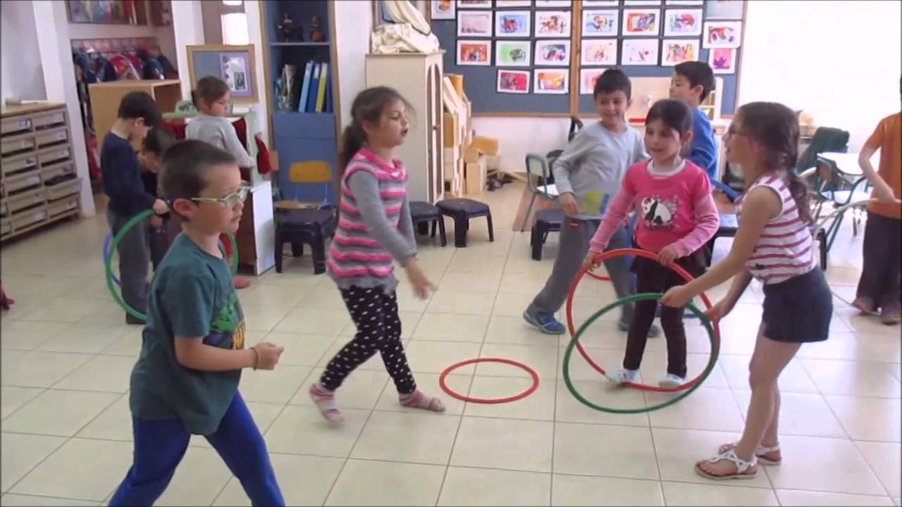 מיקה מלמדת משחקי תנועה