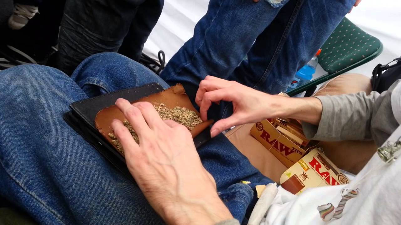 Rolling an OUNCE Blunt 5 minutes before 420 @ 420Toronto!