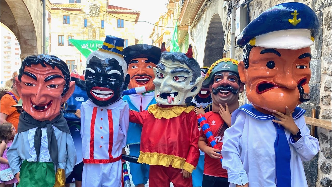 Gigantes y Cabezudos con El Pregón Arrancan Las Fiestas de La Asunción 2025 en Castro Urdiales