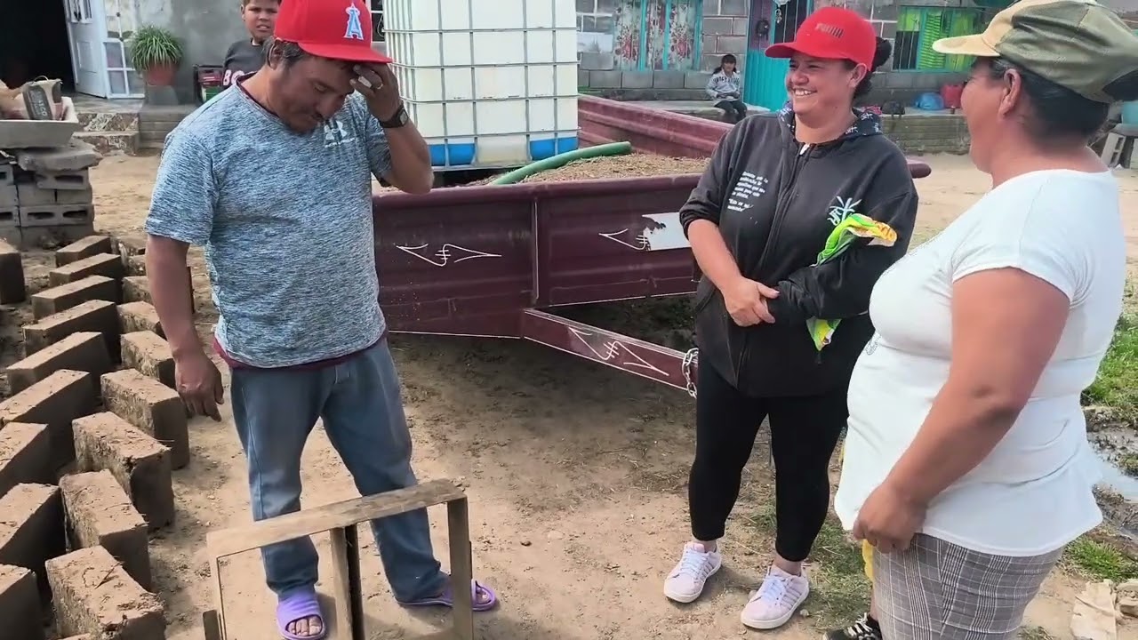 aquí una linda entrevista haciendo adobes en la casita