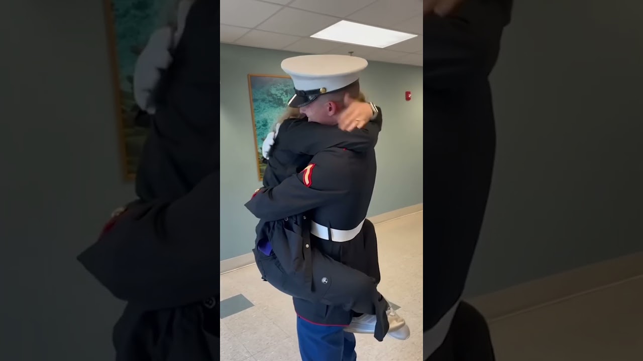 Soldier comes home and surprises girlfriend at work - Military homecoming
