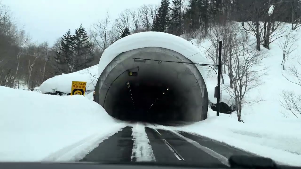 人里離れた山道をひたすら進む
