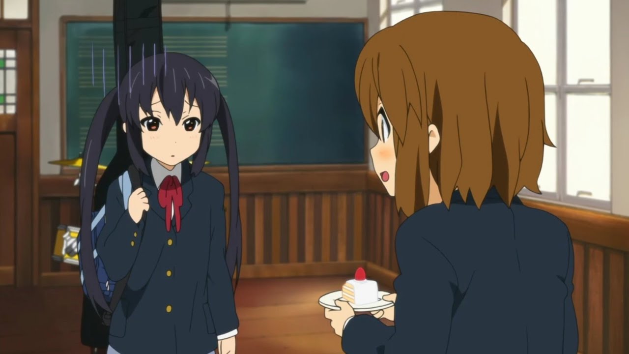 あずにゃんで遊ぶ唯ちゃん