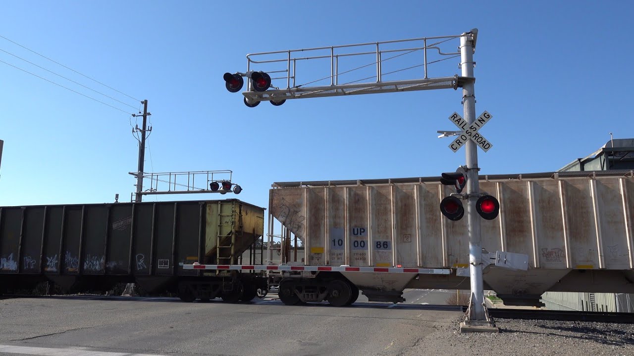 UP 8475 Manifest Train North, 10th St. Railroad Crossing, Marysville CA [WCH Type 1]