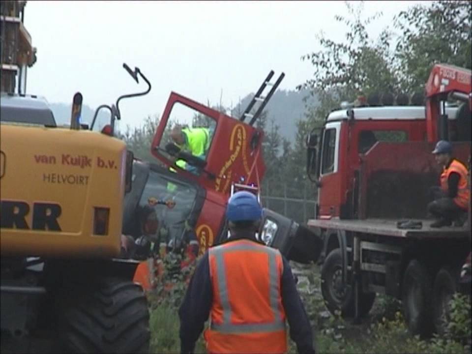 BEKNELLING VRACHTWAGEN IN SLOOT