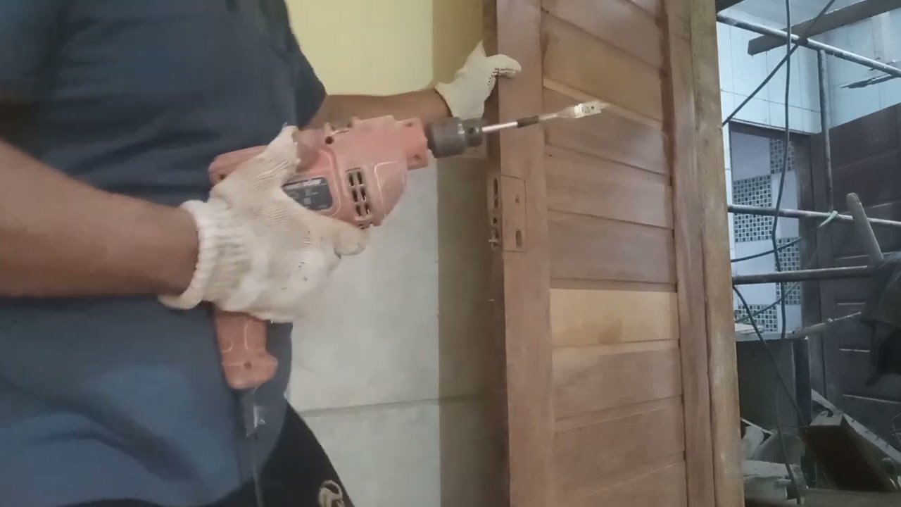 coloquei a fechadura na porta 🚪 não sou pedreiro e to reformando minha casa #ca#obra#reformando#casa