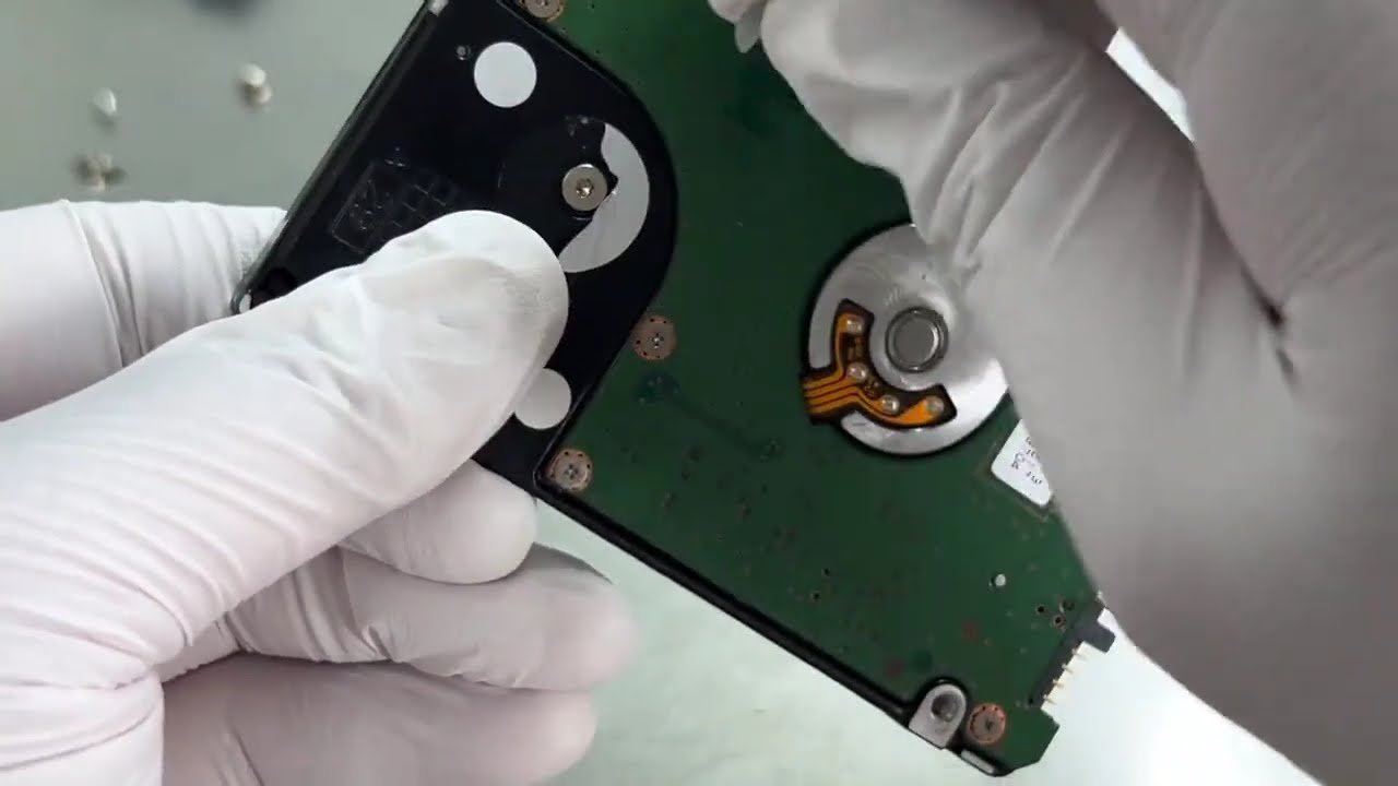 网友2000GB电脑硬盘1米高度重重跌落，磁头严重变形 网友2000GB电脑硬盘1米高度重重跌落，磁头严重变形，硬核抢救资料#数据恢复 #科技 #数码 #硬盘 #电脑