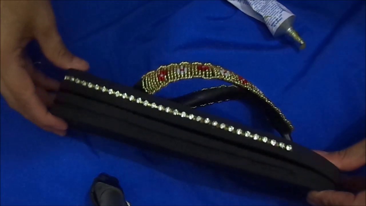 como colar strass nas laterais da sandália