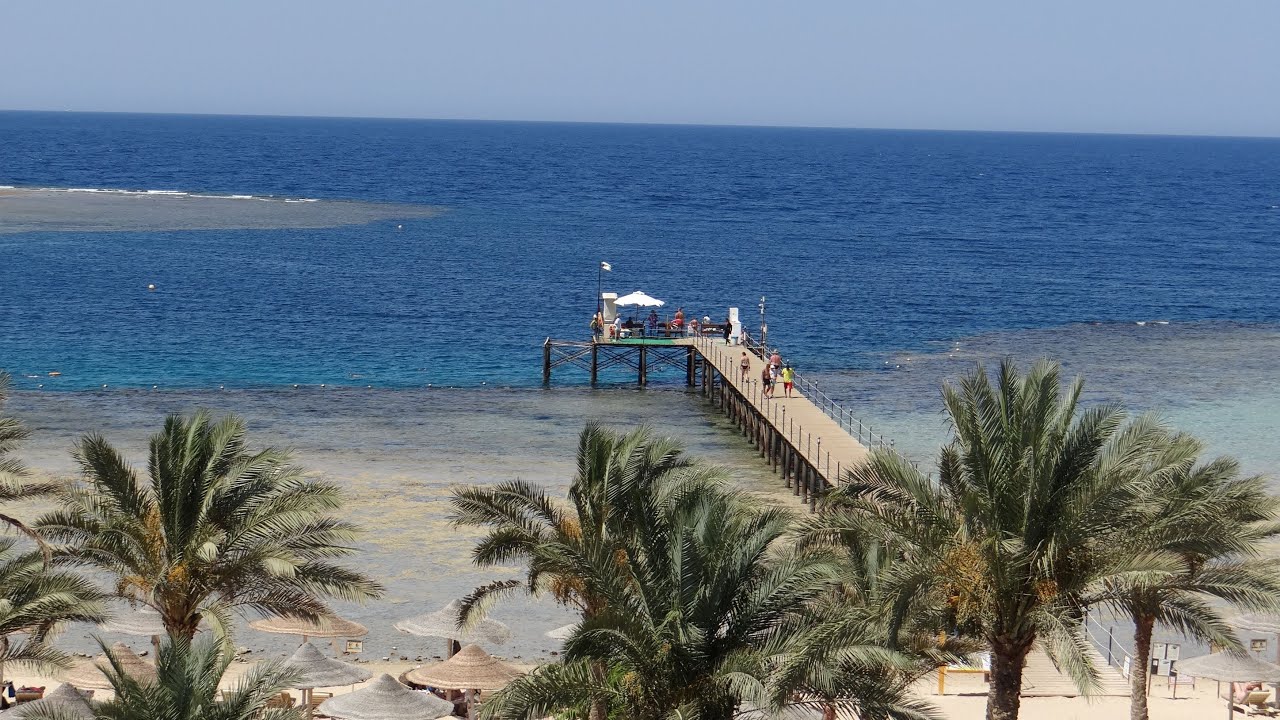 Hotel Royal Brayka Beach Marsa Alam, Egipt 4K - Rafa koralowa po lewej stronie mola Brayka Bay.