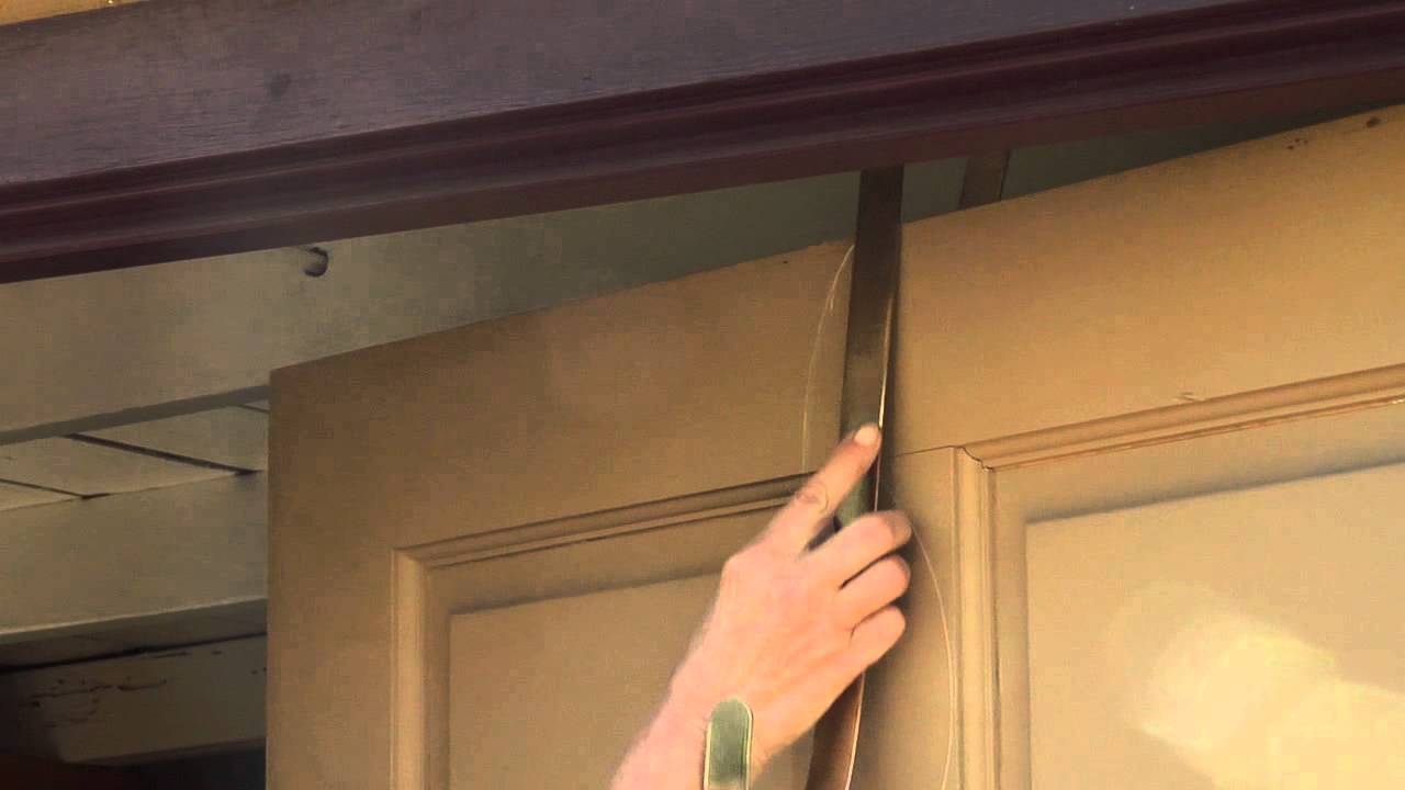 How to Hang a Christmas Wreath on a Door : Great Gardening