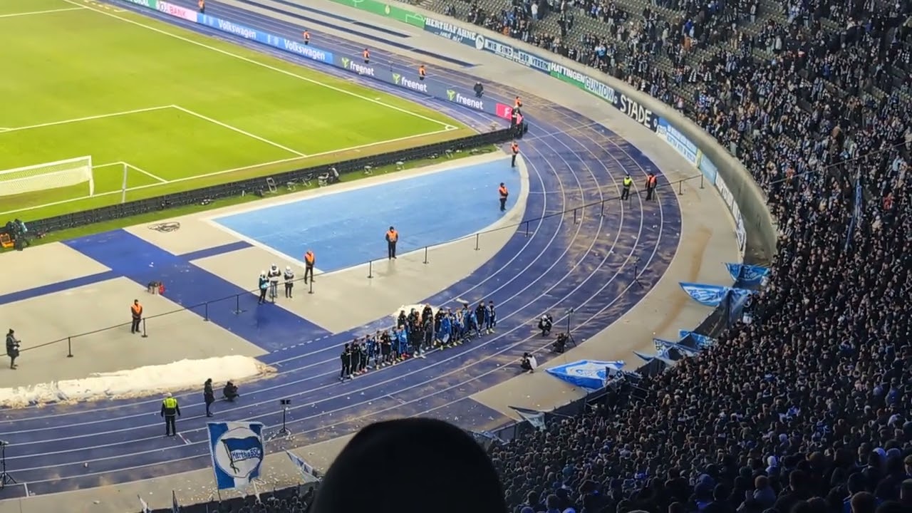 Aufmunterung der Hertha Fans nach Pokal-Aus im Elferschießen - Fokus auf den Aufstiegskampf