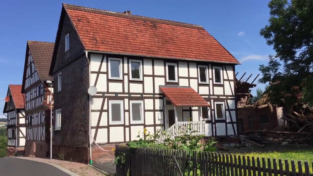 Wand einer Scheune in Allendorf/L. eingestürzt