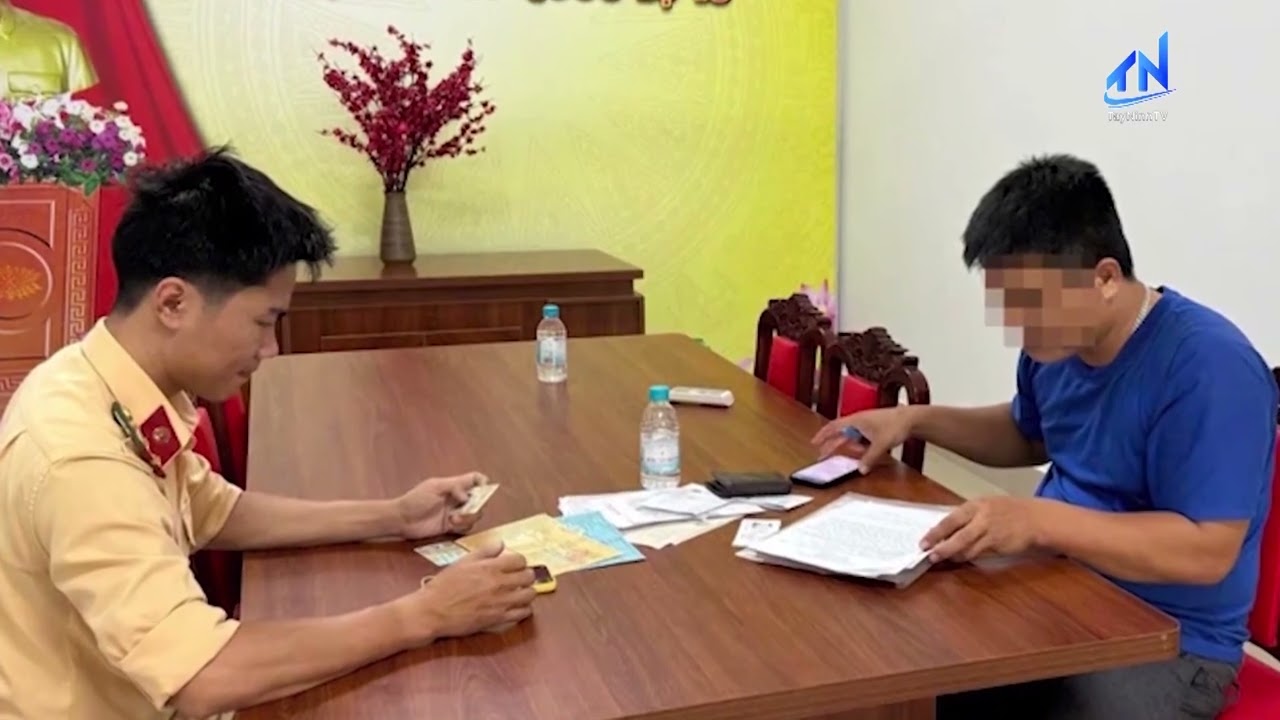 Phạt nặng tài xế xe ben lạng lách, chèn ép xe tải trên Quốc lộ 13 | TayNinhTV