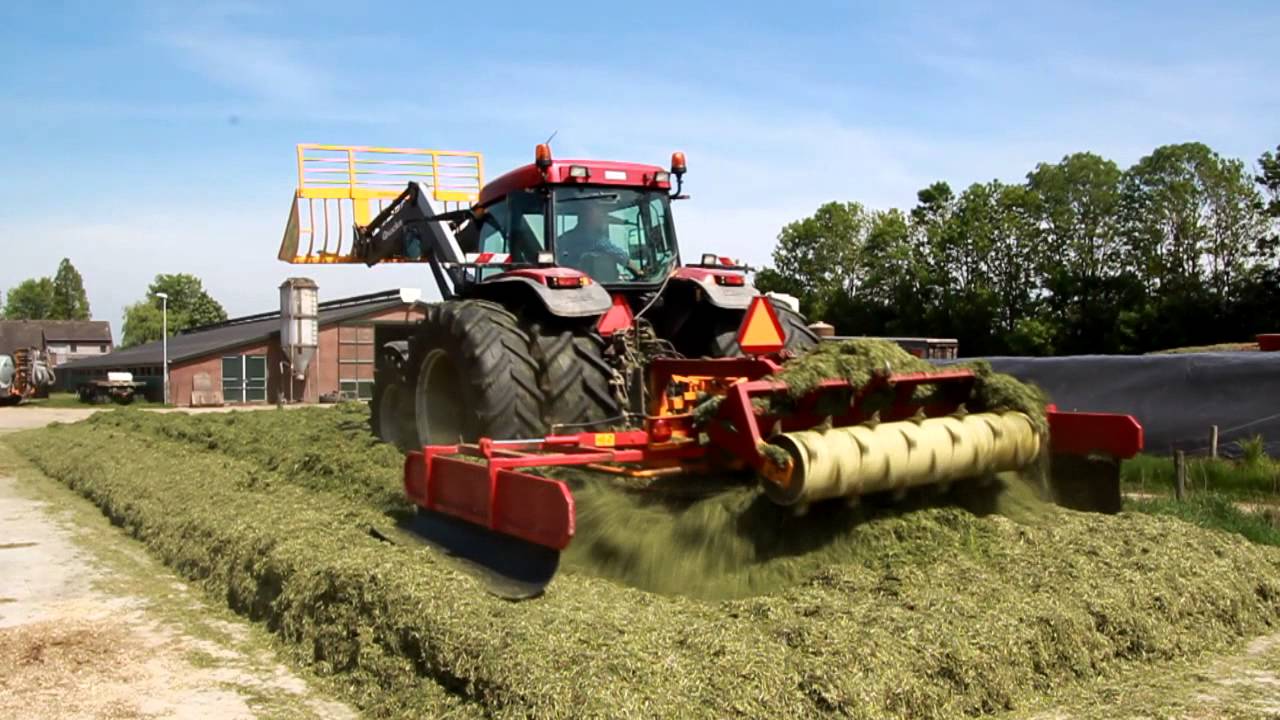 Loonbedrijf Gebroeders van Hattem uit Asch, Graskuil verdelen.