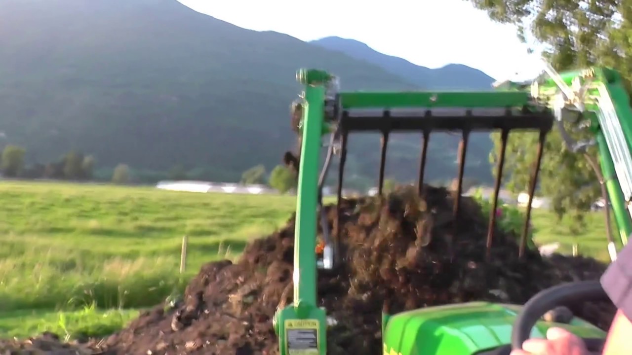 JD 2720 with manure fork