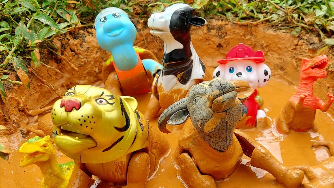 Tìm đồ chơi con vật trong bùn, Trâu châu phi, Hổ sơn lâm, Khủng long bạo chúa, Chó cứu hộ, Bò hà lan