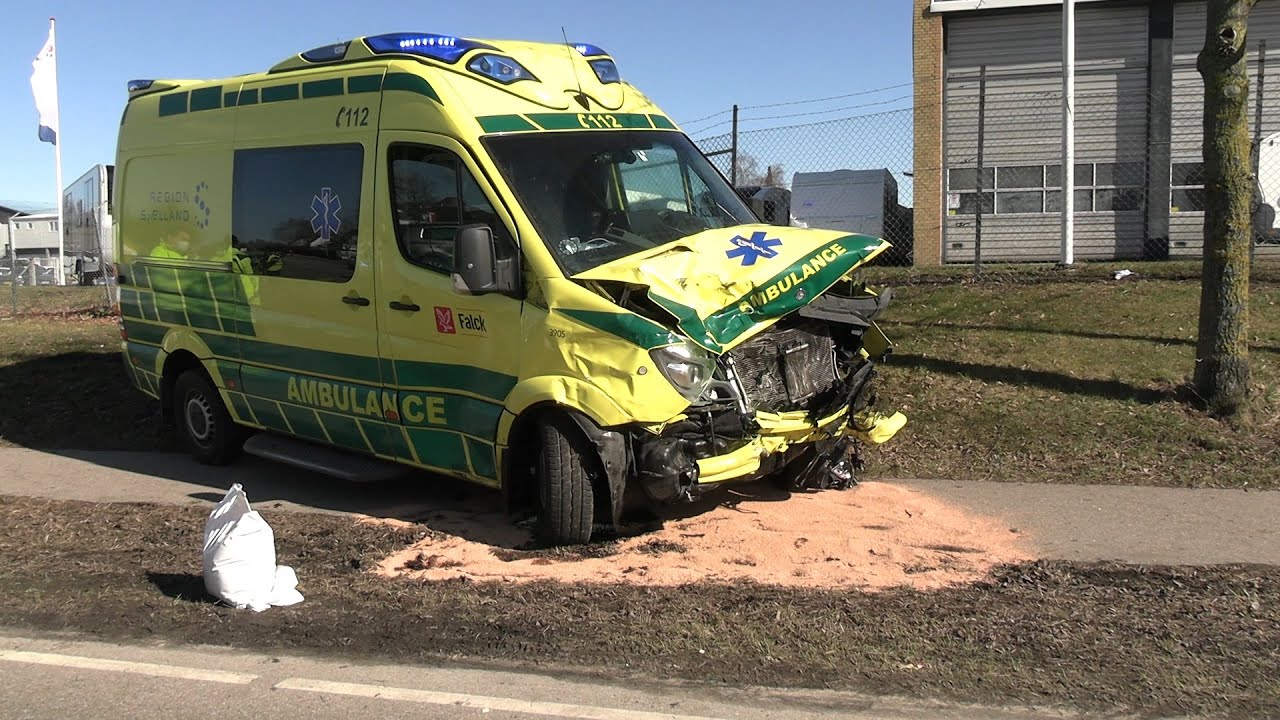 Ambulance under udrykning kollideret med bil på Roskildevej i Holbæk - 160321