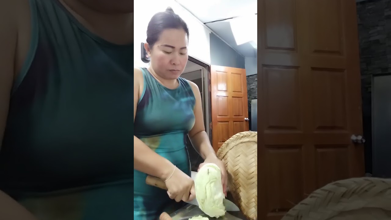 ทำความสะอาดนึ่งเห็ดนางฟ้าใส่กระหลำ่ปลีข้าวเหนียวสุกแล้ว