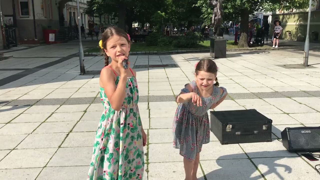 Street Duo Ida z młodszą siostrą ‚Nutkę złap’