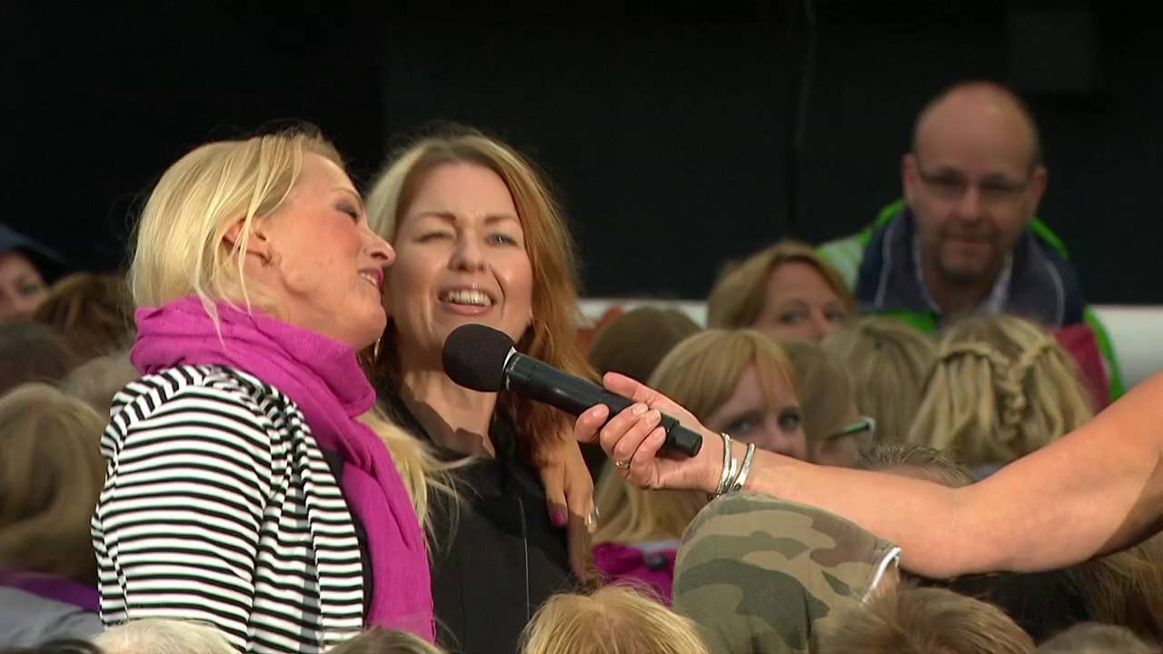 Lotta kör introkaraoke med publiken - Lotta på Liseberg (TV4)