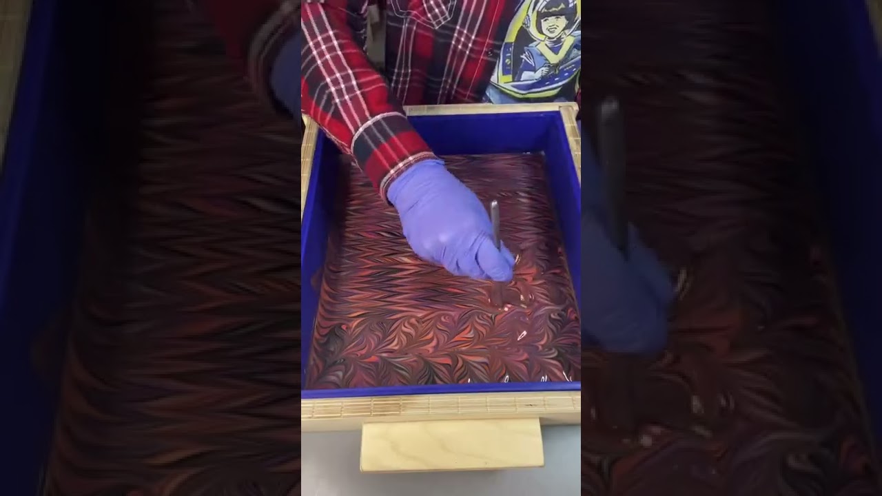 Making Swirlypop 🍭 soap! 