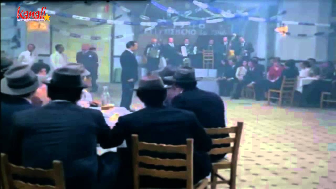 Ο Θίασος (1975) Η σκηνή στο κέντρο διασκέδασης...